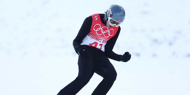 Jarl Magnus Reber, da equipe da Noruega, comemora a competição durante a rodada de competição Gundersen Hill Singles/10km Ski Jump no dia 11 dos Jogos Olímpicos de Inverno de Pequim 2022 no Centro Nacional de Esqui Cross-Country em 15 de fevereiro de 2022 em Zhangjiakou, China. 