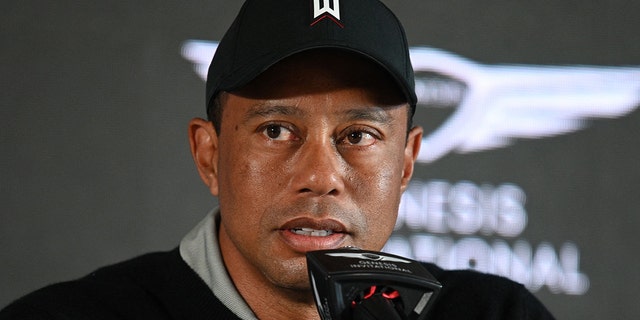O anfitrião do Genesis Invitational, Tiger Woods, fala em uma coletiva de imprensa antes do torneio de golfe PGA Tour no Riviera Country Club em Los Angeles, Califórnia, em 16 de fevereiro de 2022.