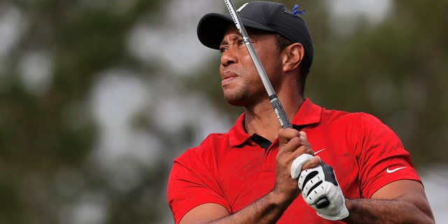 Tiger Woods joga no segundo buraco durante a segunda rodada do torneio de golfe PNC Championship no domingo, 19 de dezembro de 2021, em Orlando, Flórida.