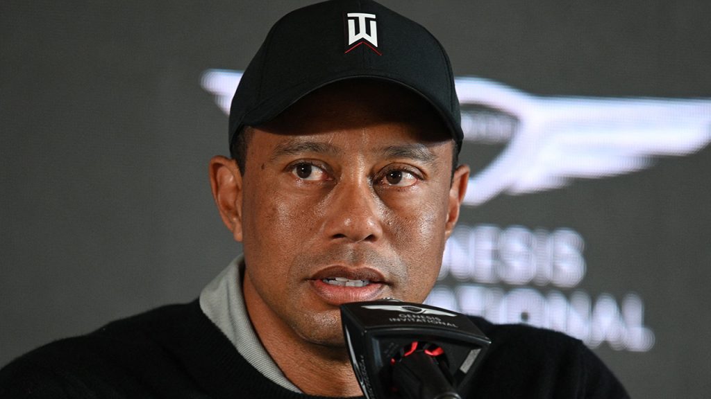 Tiger Woods admite que ainda tem "um longo caminho a percorrer" para jogar eventos de alto nível e torneios ambulantes