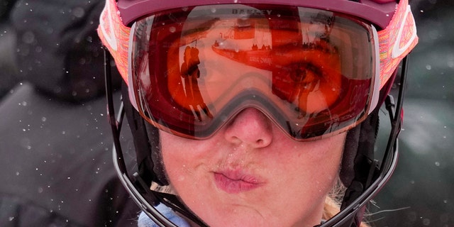 Michaela Shiffrin reage após cair no slalom slalom feminino nos Jogos Olímpicos de Inverno de 2022, quinta-feira, 17 de fevereiro de 2022, em Pequim.