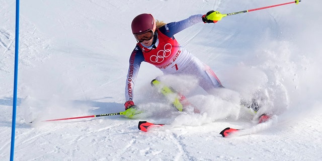 Michaela Shiffrin patina na primeira rodada do slalom slalom feminino nos Jogos Olímpicos de Inverno de 2022, quarta-feira, 9 de fevereiro de 2022, em Pequim.