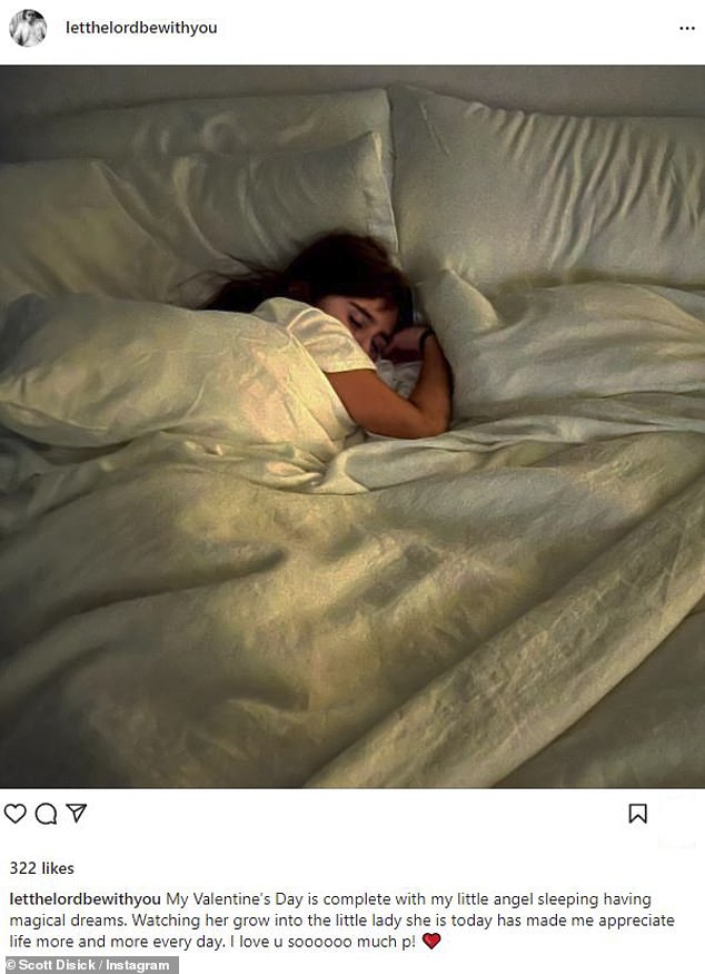 'Little Angel': Na semana passada, Scott exibiu sua filha no Instagram em um post amoroso do Dia dos Namorados que a mostrava dormindo na cama