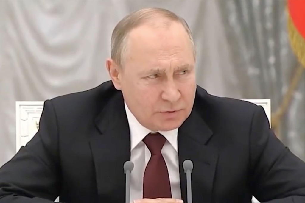 Putin falando durante uma reunião.
