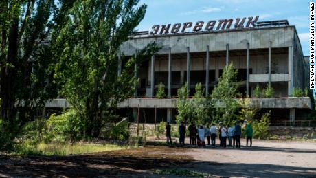 Turistas são guiados pela cidade abandonada de Pripyat, dentro da Zona de Exclusão de Chernobyl, em 2019. 