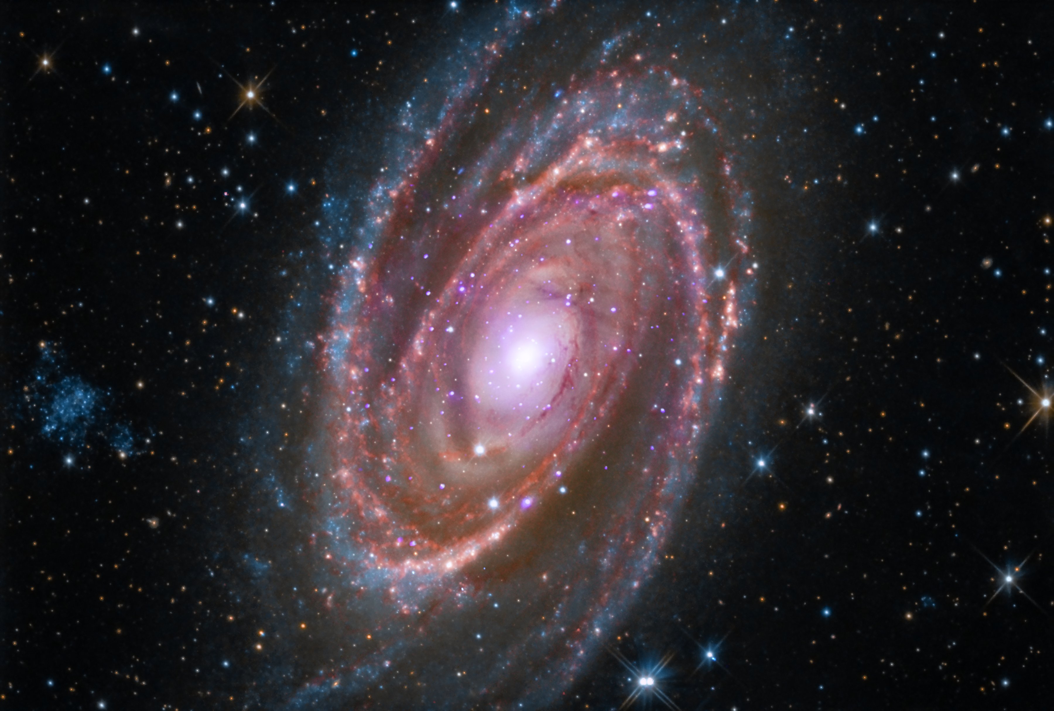 A galáxia espiral M81 está localizada a cerca de 12 milhões de anos-luz da Terra.