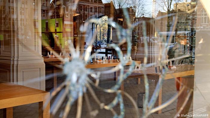 Esta foto mostra o impacto de uma bala na vitrine de uma loja da Apple no centro de Amsterdã em 23 de fevereiro