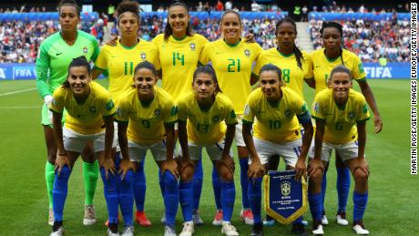 Brasil anuncia igualdade salarial para jogadores nacionais de futebol para homens e mulheres 