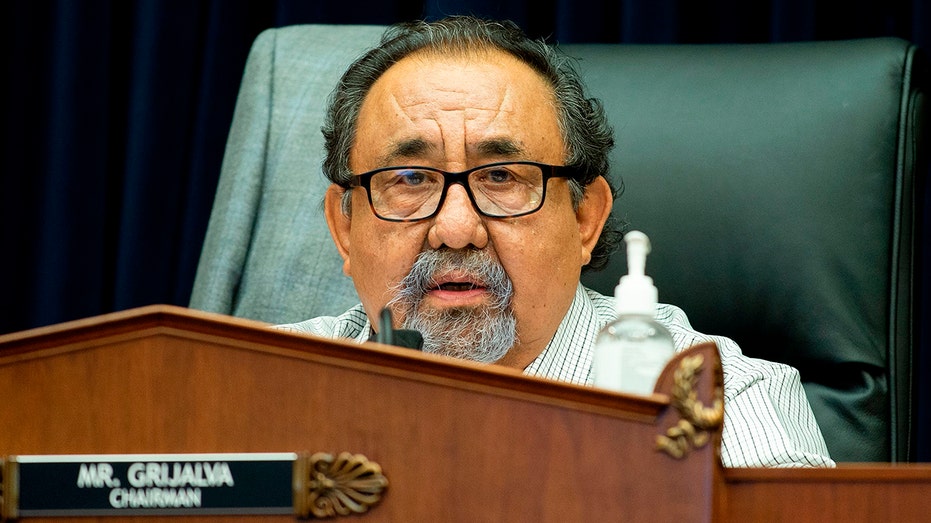 O presidente do Comitê de Recursos Naturais da Câmara, Raul Grijalva, do Arizona, faz uma declaração de encerramento durante a audiência do Comitê de Recursos Naturais da Câmara no Capitólio, em Washington, D.C., em 29 de junho de 2020 (Foto de Bonnie Cash/Paul/AFP via Getty Images))