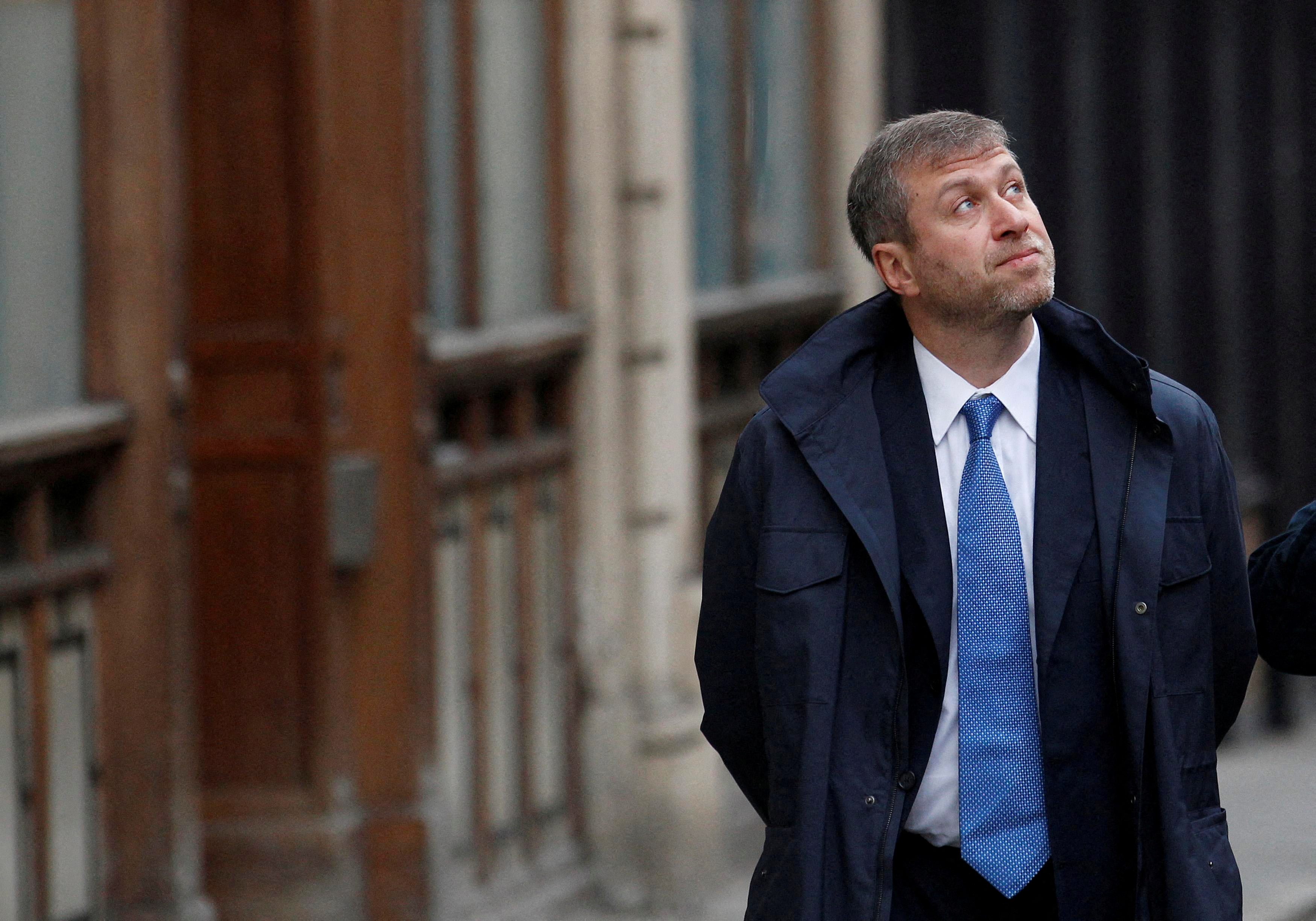 O proprietário do Chelsea Football Club, Roman Abramovich, caminha em frente ao Supremo Tribunal em Londres
