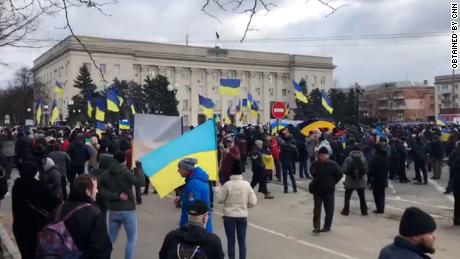 Cidadãos, agitando bandeiras ucranianas e cantando, foram às ruas de Kherson no sábado, 5 de março de 2022, para protestar contra a ocupação da Rússia.