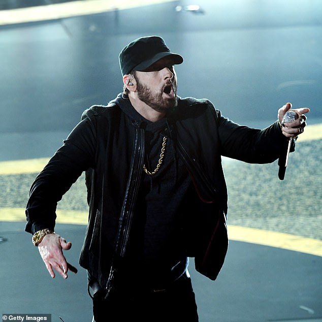Gravador de discos: Eminem fez história ao receber 73,5 milhões de novas certificações do Programa Ouro e Platina, tornando-o o artista musical individual mais homenageado na história da RIAA;  Ele assistiu sua performance no 92º Prêmio Anual da Academia em fevereiro de 2020