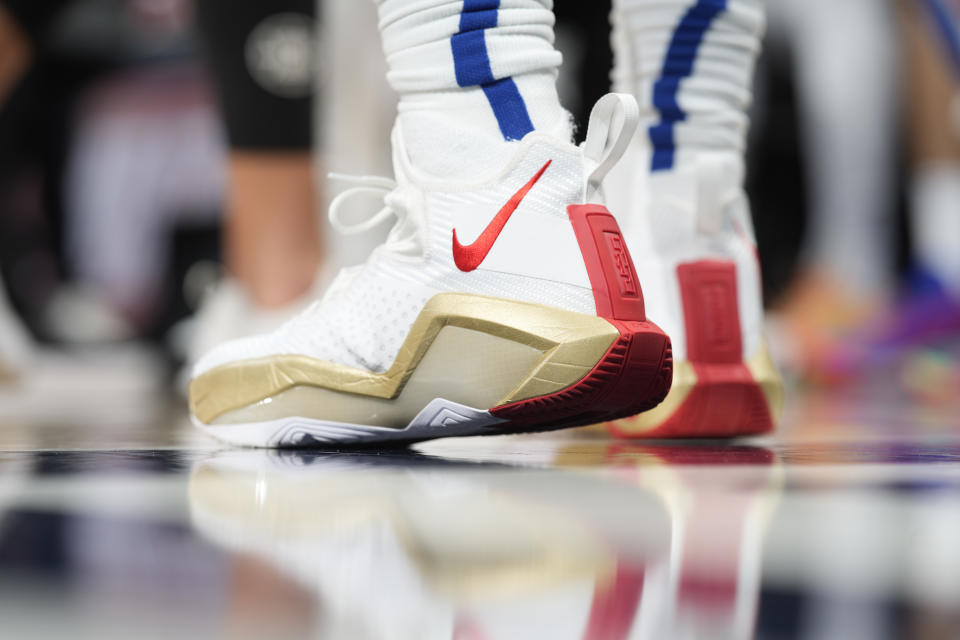 Tênis de basquete da Nike usados ​​pelo armador do Los Angeles Clippers Eric Bledsoe (12) durante a segunda metade de um jogo de basquete da NBA na quarta-feira, 19 de janeiro de 2022, em Denver.  Os Nuggets venceram por 130 a 128 na prorrogação.  (Foto AP/David Zalubowski)
