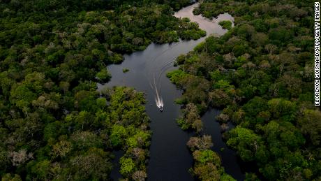 Vista aérea de um barco em alta velocidade no rio Gurora, no município de Karuari, no coração da selva amazônica brasileira, 15 de março de 2020. 