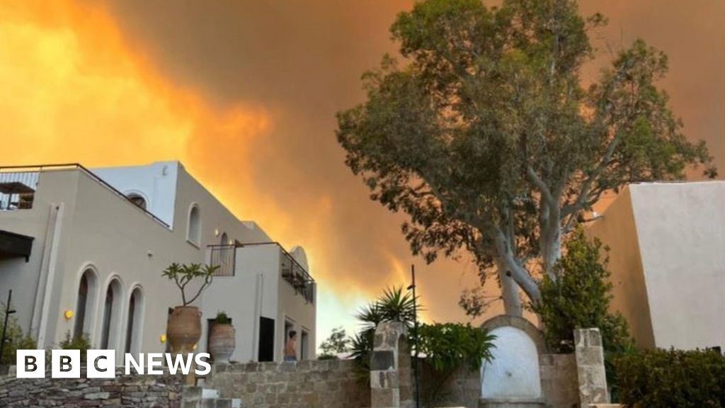 Incêndios na Grécia: Milhares de casas e hotéis fugiram em Rodes à medida que os incêndios se espalhavam