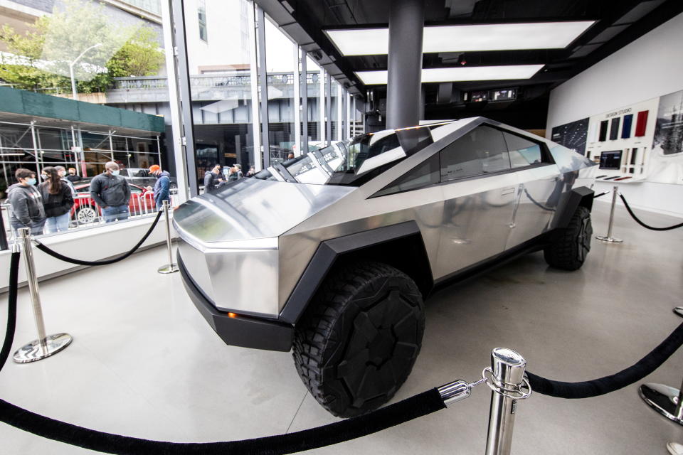 Tesla & # 39;  s Cybertruck em exibição no Meatpacking District de Manhattan, em Nova York, EUA, 8 de maio de 2021. REUTERS/Jenna Moon