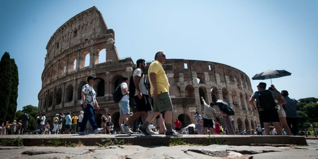 O Coliseu italiano foi desfigurado novamente por um turista adolescente: relatório