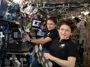 A partir da esquerda, as astronautas Jessica Meir e Christina Koch a bordo da Estação Espacial Internacional em 2019. As duas realizaram a primeira caminhada espacial feminina naquele ano.  Koch foi nomeado para a tripulação da missão lunar Artemis 2.