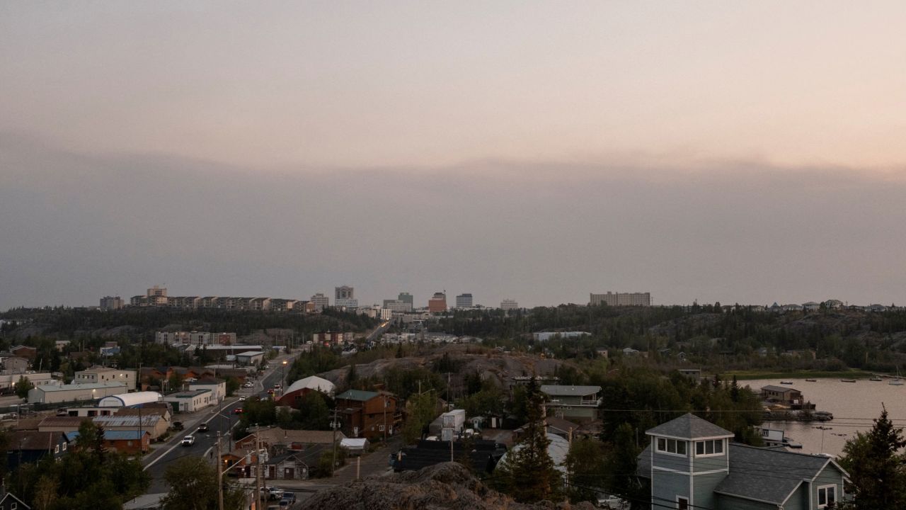 A fumaça se move em direção à cidade de Yellowknife depois que um estado de emergência foi declarado nos Territórios do Noroeste, no Canadá, em 15 de agosto.