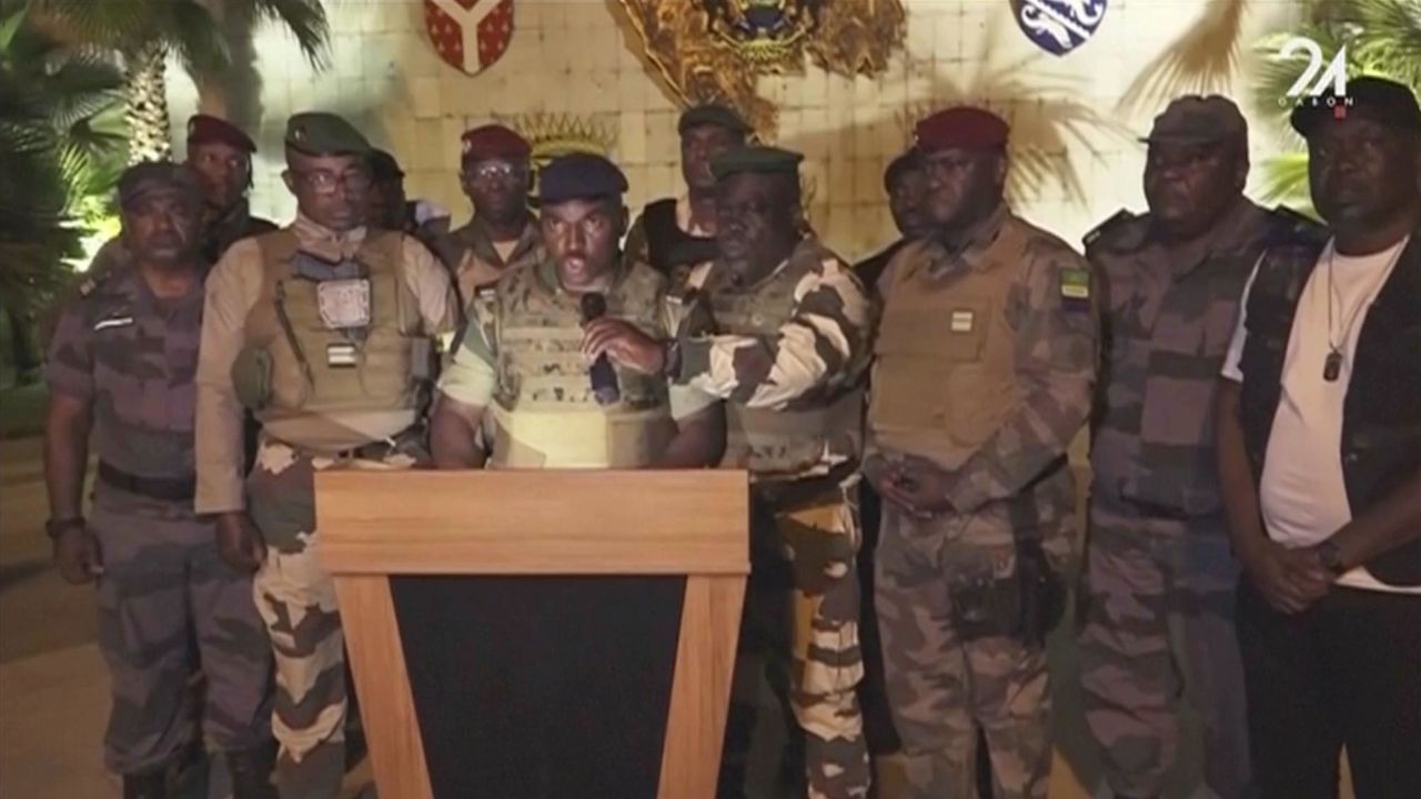 Oficiais militares anunciam a tomada do governo do presidente gabonês Ali Bongo Ondimba em Libreville na quarta-feira. 