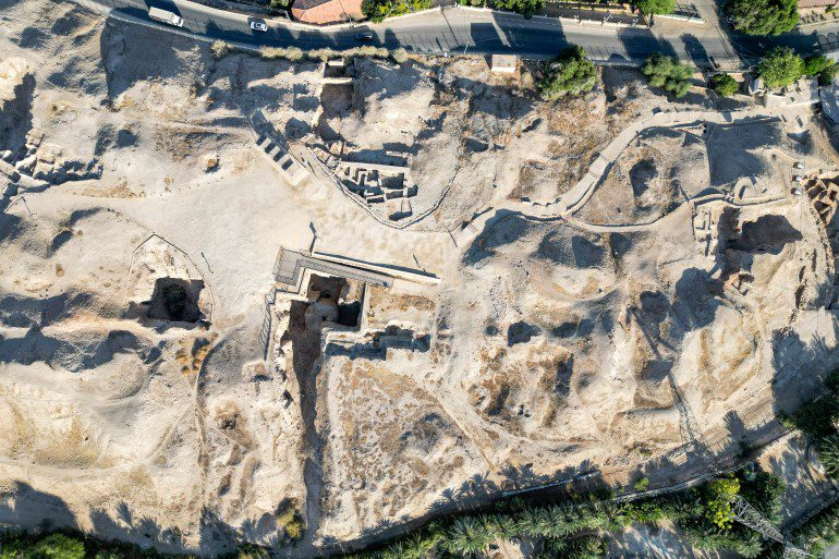 Esta foto tirada em 17 de setembro de 2023 mostra uma vista aérea do sítio pré-histórico de Tell es-Sultan, perto da cidade palestina de Jericó.