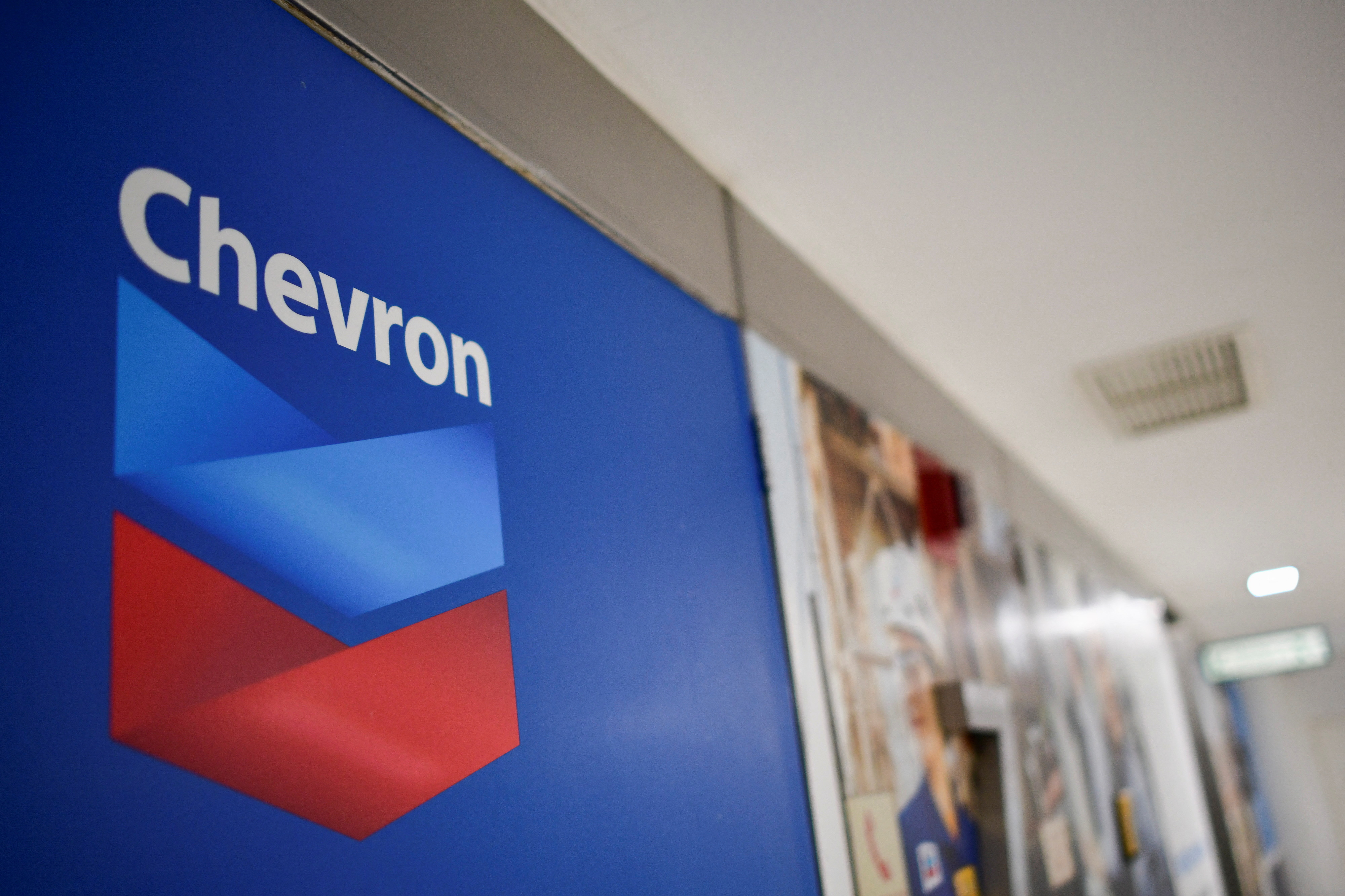 O governo dos EUA concedeu uma licença de seis meses permitindo à Chevron aumentar a produção de petróleo na Venezuela