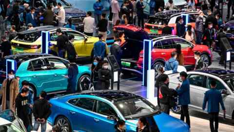 Visitantes observam carros elétricos da Volkswagen no Salão Internacional do Automóvel de Guangzhou