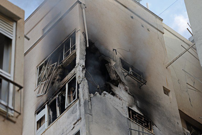 Um edifício residencial em Tel Aviv foi danificado após um ataque com foguetes da Faixa de Gaza contra Israel em 7 de outubro de 2023. (Foto de Jacques Guez/AFP)