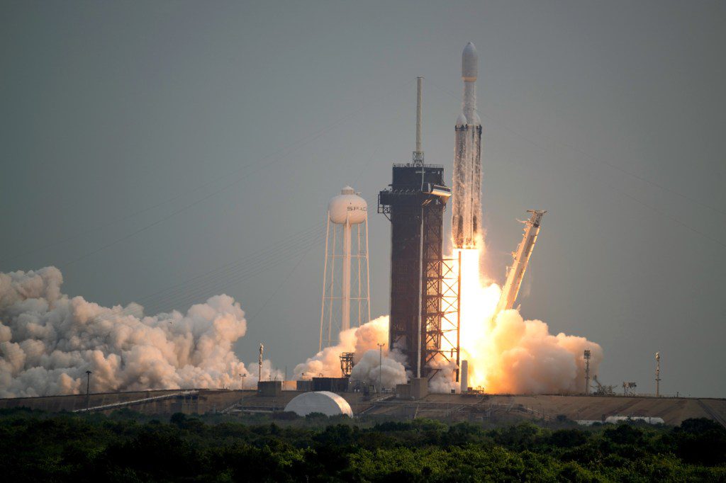 Um foguete SpaceX Falcon Heavy foi lançado com a espaçonave Psyche do Complexo de Lançamento 39A.