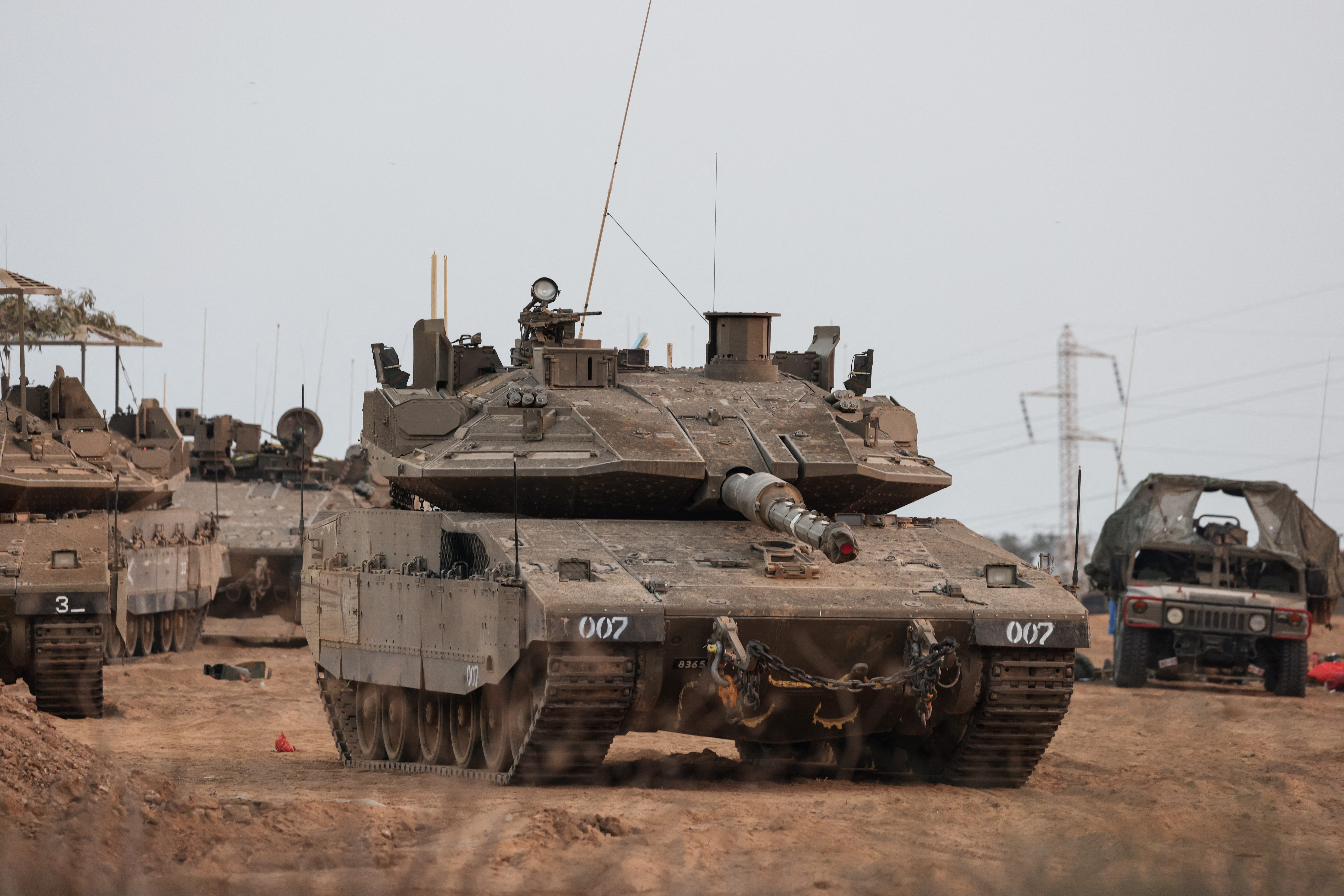 Um tanque israelense e veículos militares perto da fronteira israelense com a Faixa de Gaza, sul de Israel