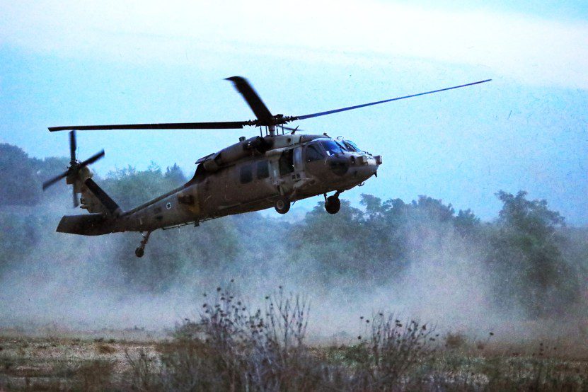 SDEROT, ISRAEL - OUTUBRO 07: Soldados israelenses feridos são transportados de helicóptero para hospitais próximos em Sderot, Israel, em 7 de outubro de 2023. A Rádio do Exército Israelense diz que mais de 100 israelenses foram mortos e cerca de 1.000 outros feridos na última escalada com os palestinos grupos.  (Foto de Saeed Qaq/Agência Anadolu via Getty Images)