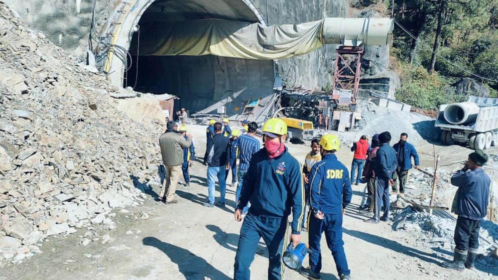Equipes de resgate cavam para chegar a 40 trabalhadores presos em um túnel rodoviário desabado no norte da Índia