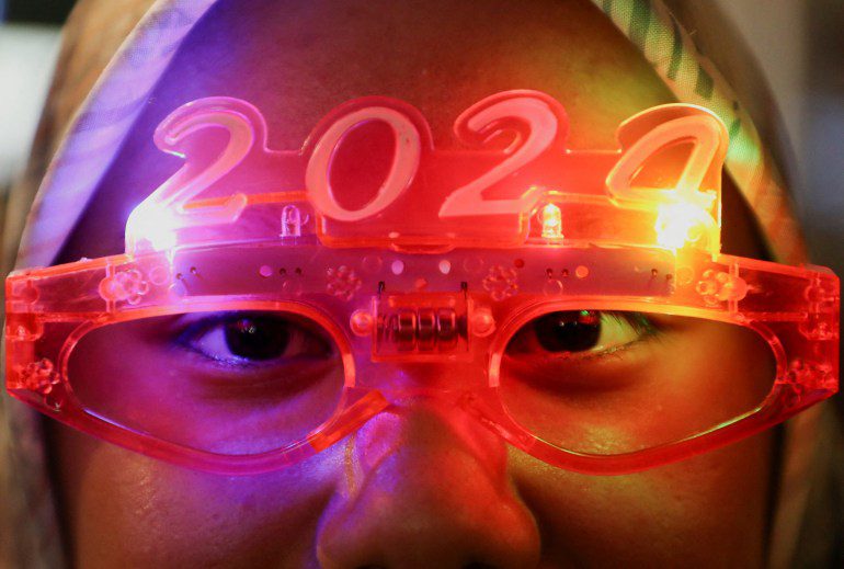 Mulher usando óculos 2024 banhada por luz rosa