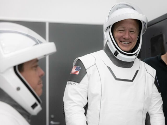 Doug Hurley, à direita, comandou a espaçonave Crew Dragon na missão Demo-2 em 2020.