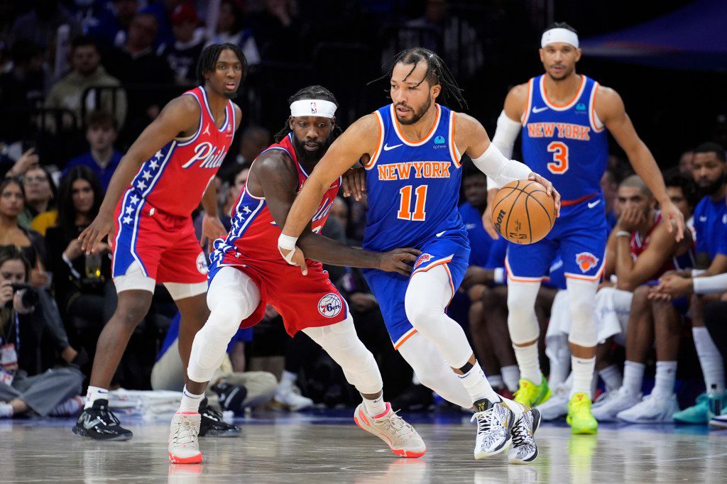 O jogador do New York Knicks, Jalen Brunson (11 anos), tenta ultrapassar Patrick Beverley, do Philadelphia 76ers, durante o segundo tempo de um jogo de basquete da NBA, sexta-feira, 5 de janeiro de 2024.