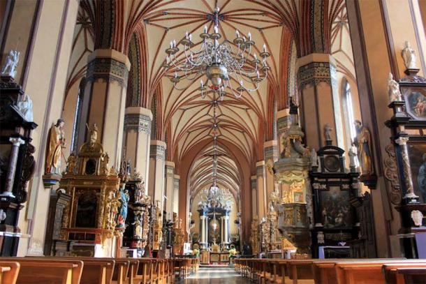 Os historiadores acreditam que Copérnico foi enterrado perto de um certo altar na Catedral de Frombork.  (Julian Nica / CC BY SA 3.0)