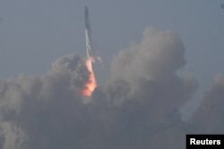 Enormes nuvens de fumaça se formam enquanto a SpaceX Starship decola da plataforma de lançamento da empresa Boca Chica em uma missão de teste orbital perto de Brownsville, Texas, EUA, em 20 de abril de 2023. (Reuters/Jane Blevins)