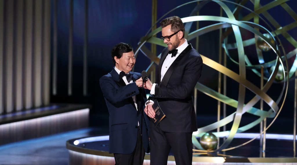 Ken Jeong e Joel McHale Ding Ju Kui no Emmy Awards - Prazo final