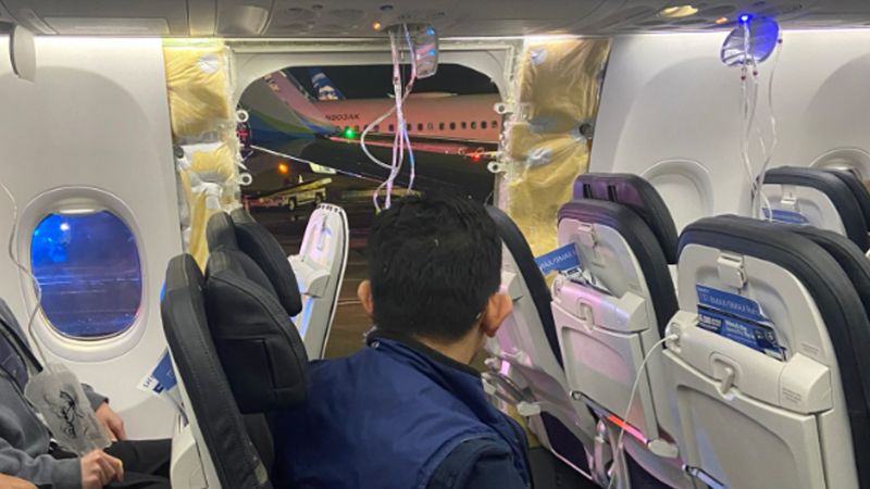 Alaska Airlines aterrada: NTSB pede ajuda para encontrar pedaço do avião Boeing 737 Max 9 que explodiu no ar
