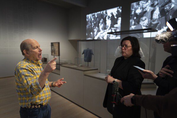 Philippe DelMonte, à esquerda, um sobrevivente do Holocausto, é entrevistado com a ajuda da intérprete de linguagem de sinais Melanie Moll, à direita, durante uma prévia para a imprensa do novo Museu do Holocausto em Amsterdã, Holanda, terça-feira, 5 de março de 2024. (AP Photo/Peter Dejong )