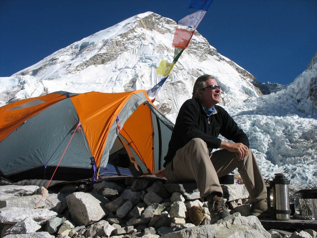 Intrusos fora de sua tenda no acampamento base do Everest. 