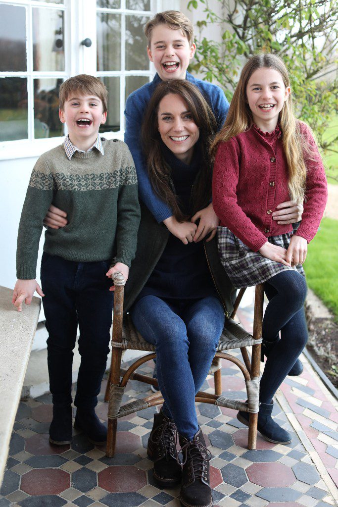 Foto editada de Kate Middleton com crianças.