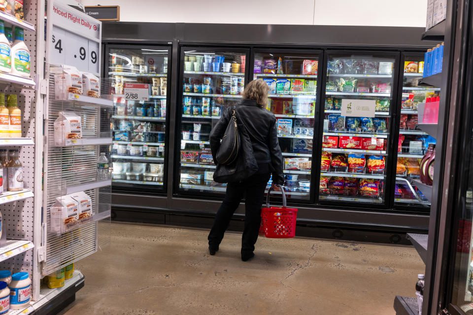 NOVA IORQUE, NOVA IORQUE - 05 DE MARÇO: Pessoas fazem compras em uma loja Target em Manhattan em 5 de março de 2024 na cidade de Nova York.  Mostrando progresso no aumento dos lucros, as ações da varejista com sede em Minneapolis saltaram quase 12% nas negociações da tarde, apesar da queda nas vendas.  (Foto de Spencer Platt/Getty Images)