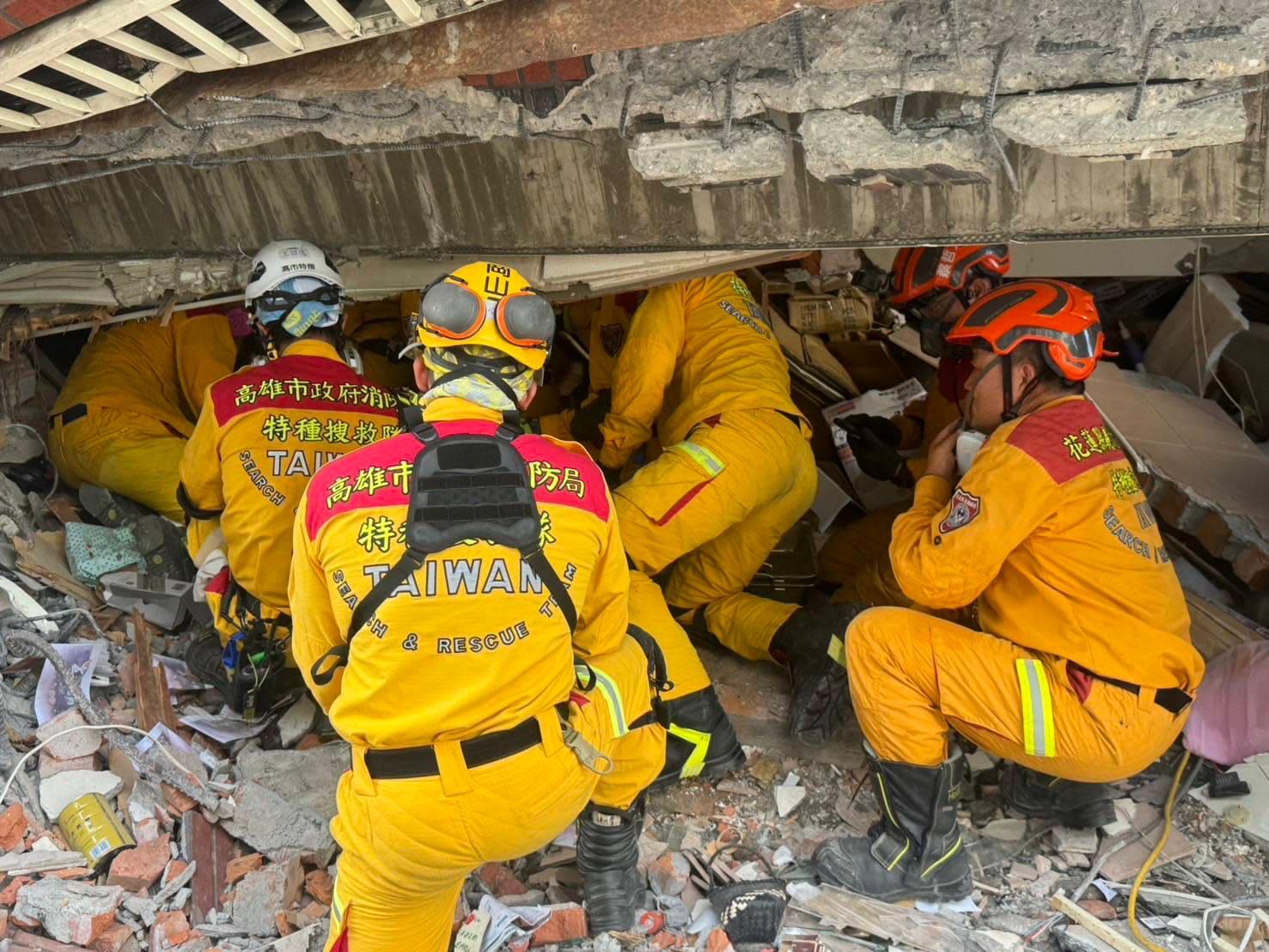 Equipes de resgate procuram sobreviventes sob os escombros de um prédio desabado na cidade de Hualien.