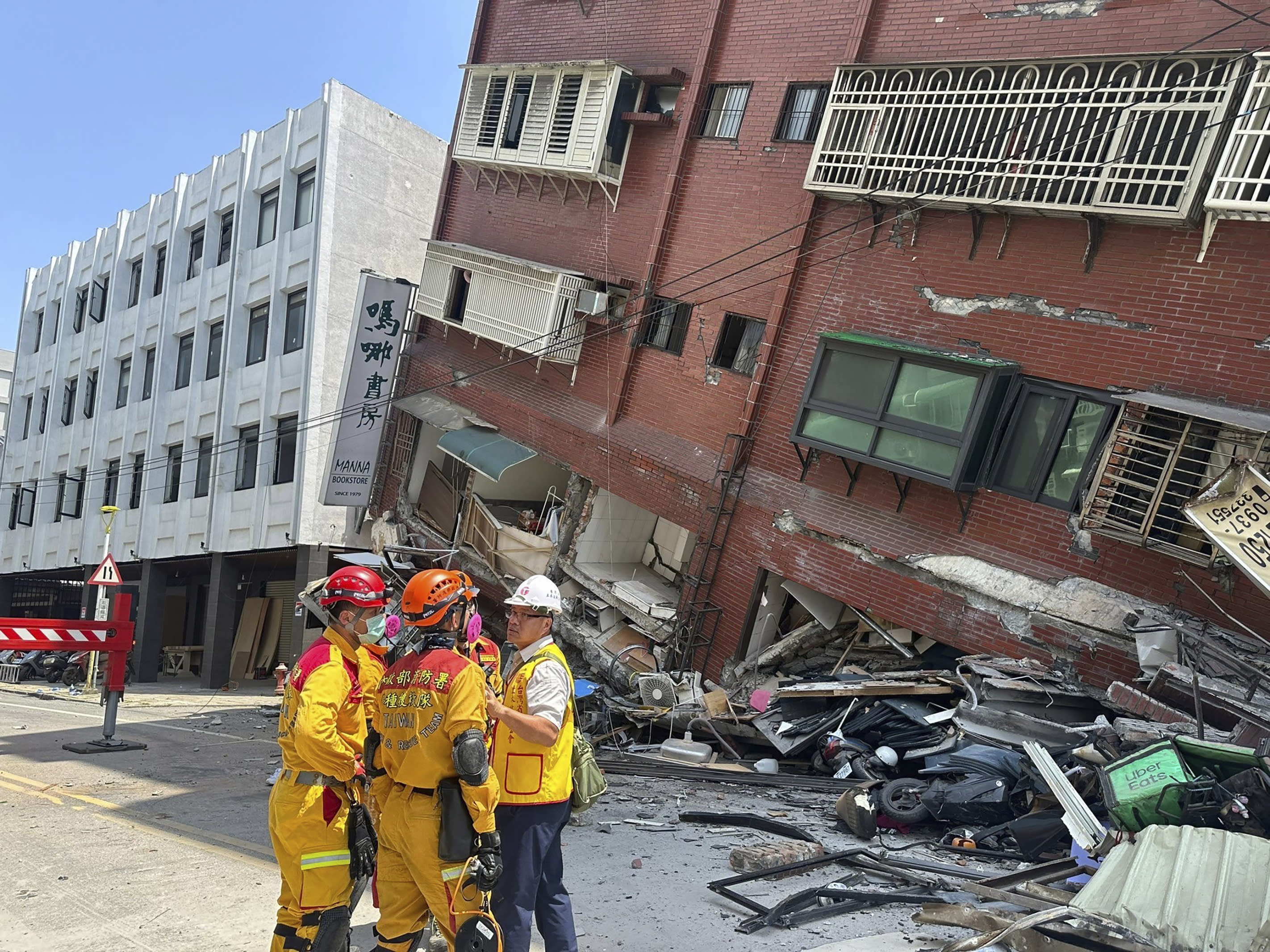 Membros de uma equipe de busca e resgate se reúnem em frente a um prédio na cidade de Hualien.