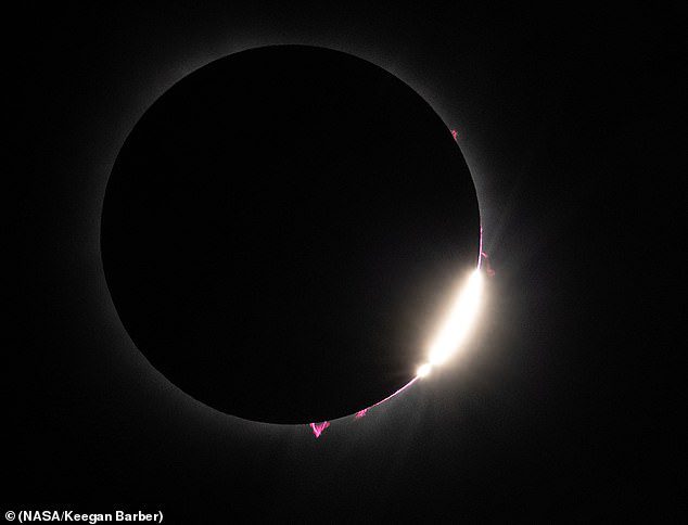 Um postador do Reddit fez alguns cálculos, com base no diâmetro do Sol, para descobrir que esta proeminência solar tem cerca de cinco vezes o comprimento da Terra.  E eles disseram: 