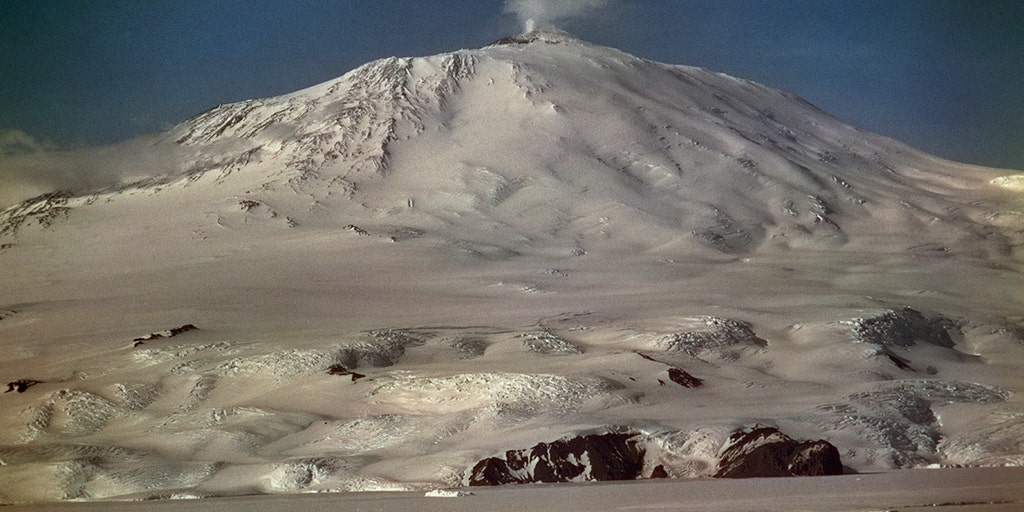 Este vulcão ativo na Antártica vomita verdadeiro pó de ouro