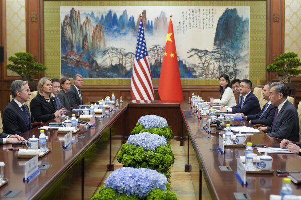 O secretário de Estado dos EUA, Antony Blinken, à esquerda, fala com o ministro das Relações Exteriores da China, Wang Yi, à direita, durante reunião na Diaoyutai Guest House, sexta-feira, 26 de abril de 2024, em Pequim, China.  (Foto AP/Mark Schiefelbein, Paul)