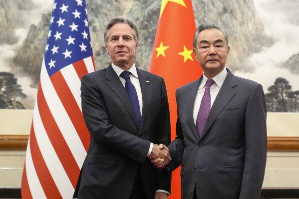 O secretário de Estado dos EUA, Antony Blinken, à esquerda, encontra-se com o ministro das Relações Exteriores da China, Wang Yi, na Diaoyutai State Guesthouse, sexta-feira, 26 de abril de 2024, em Pequim, China.  (Foto AP / Mark Schiefelbein, Paul)