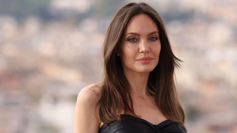 Angelina Jolie alega ‘histórico’ de agressão física contra Brad Pitt antes de embarcar no avião em 2016 em novo arquivo Miraval
